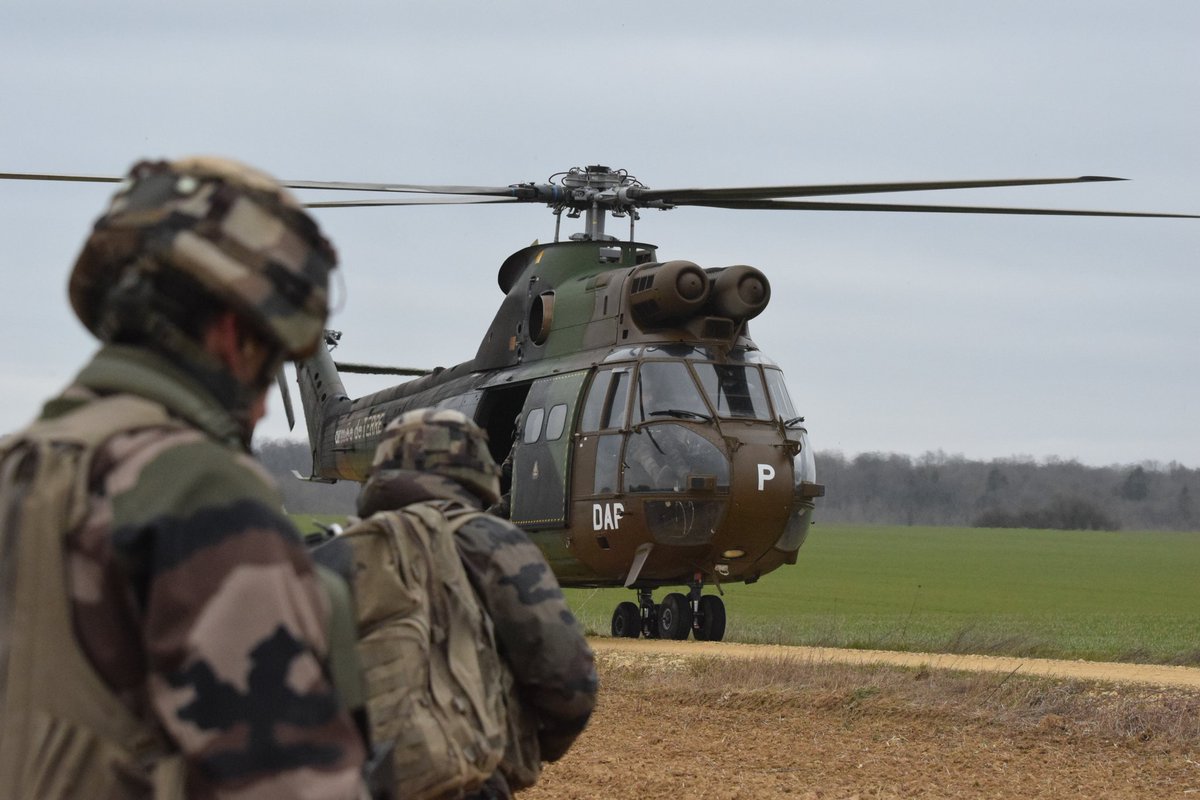 CDC3RAMa's tweet photo. La batterie sol-air du #3RAMa à l'entraînement dans les plaines de Champagne. L'exercice #AXONA mené par la #6BLB simule un combat de haute intensité face à un adversaire robuste et déterminé.
Opération héliportée au profit de nos bigors pour défendre un site d'une menace 3D. https://t.co/QGSAxbFFwA