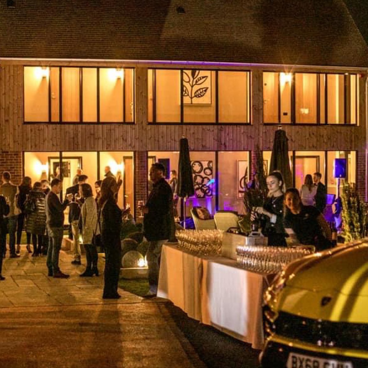THREEBLONDESAN1's tweet photo. As we look forward to our favourite eateries and hang-outs reopening, we thought we'd flash back to the launch of the Baraset Barn Hotel! Part of the coveted Lovely Pubs Group, who opens their outdoor spaces on the 12th April! Get booking 🍾 01789 295510 https://t.co/cnzQMuLFMq