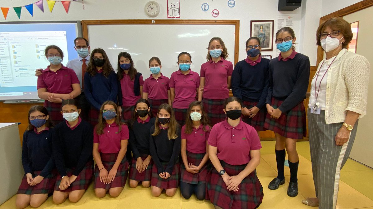 Atlantic_School's tweet photo. Comenzamos el viernes con el Dr. Héctor Ajubita, Jefe del Servicio de Urología de @HHSanRoque y padre de @Atlantic_School. Las alumnas de 6EP tienen a partir de hoy más conocimientos sobre el aparato urinario. #AtlanticWeek ��👏 https://t.co/Mkd20Qq2cA