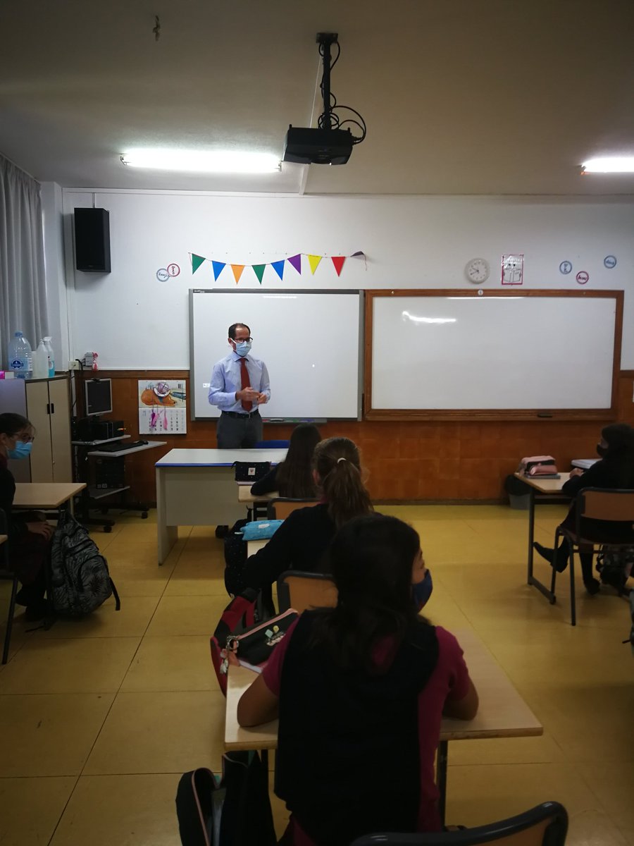 Atlantic_School's tweet photo. Comenzamos el viernes con el Dr. Héctor Ajubita, Jefe del Servicio de Urología de @HHSanRoque y padre de @Atlantic_School. Las alumnas de 6EP tienen a partir de hoy más conocimientos sobre el aparato urinario. #AtlanticWeek ��👏 https://t.co/Mkd20Qq2cA
