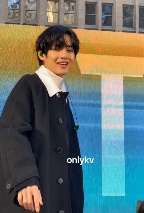 uarmybrry's tweet photo. would you slap your 2nd @ to see taehyung this close? https://t.co/lSHIij0Zlc