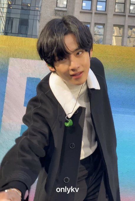uarmybrry's tweet photo. would you slap your 2nd @ to see taehyung this close? https://t.co/lSHIij0Zlc