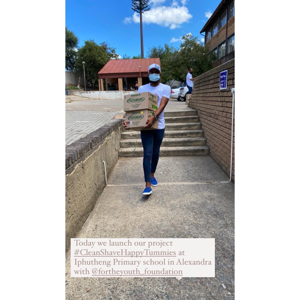 mohale_motaung's tweet photo. Our very first #CleanShaveHappyTummies project - happening at Iphutheng primary school in Alexandra. @ForTheYouth_F #ForTheYouthFoundation https://t.co/aQ83AEfyZ5