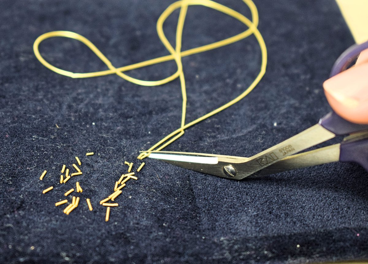 When it comes to Goldwork, I use very sharp scissors to cut the purls that I keep for this use only

#goldwork #englishrose #rose #british #goldworkembroidery #embroidery #lockdown #floral #onlinelearning #embroiderykit  #handembroidery #embroideryart #coutureembroidery #beads