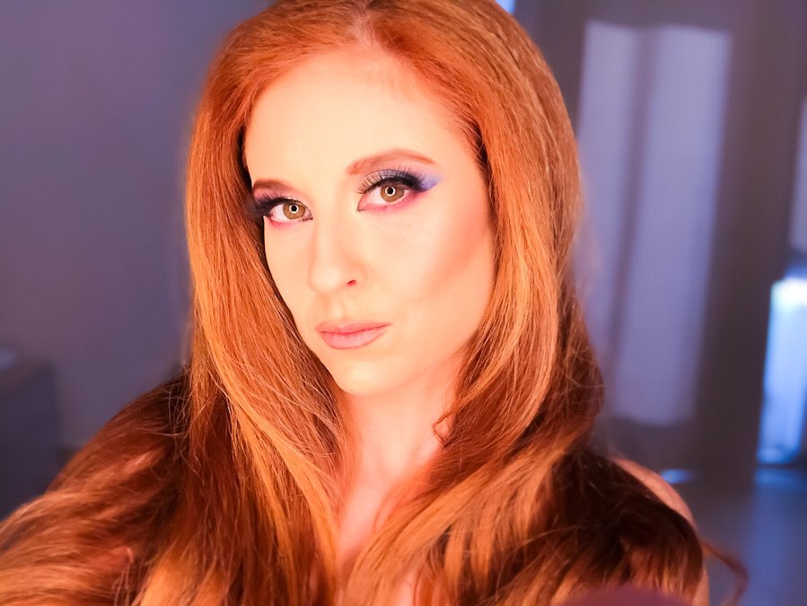 GinnyVeeMusic's tweet photo. More Backstage- On set ready to shoot the internals for my new music video of the song Time To Write !!! Listen to it on my Spotify 😊❤️🎶

@iulymmakeup #makeupcool #musicvideo #ttw #timetowrite #newsong https://t.co/ZaQ1nKeQgb