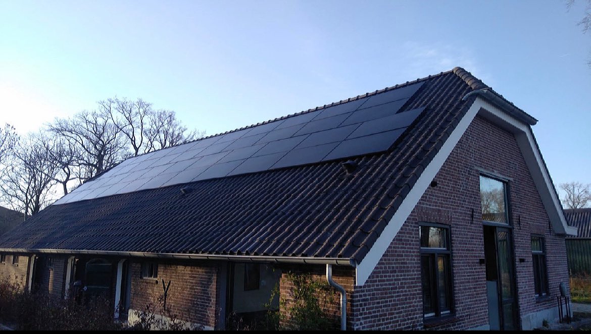 DEPartner's tweet photo. Montage van 42 zonnepanelen op het kantoorpand van interieurarchitect Wildenberg. #departner #zonnepanelen #duurzaamheid #energiebesparing #interieurarchitect https://t.co/tfYF2T72nI