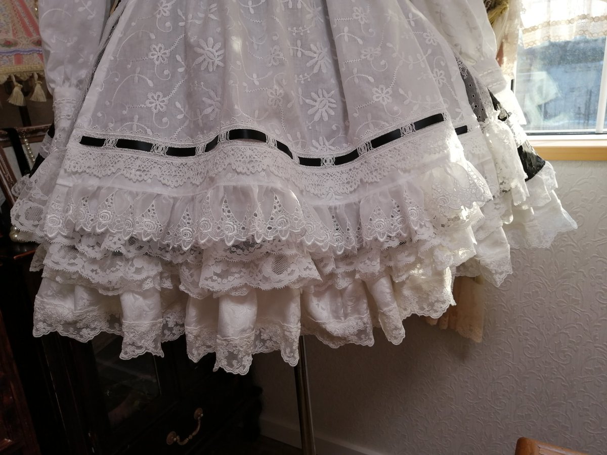 少しづつ時間とともに制作できるようにやっとなりました…。

すごく素敵なデザインの衣装を制作させていただいております。早く完成してお見せできるように、今は衣装制作を頑張って前向きに生きて行こうと思います。