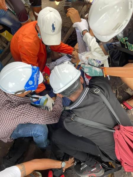 maytoekhine's tweet photo. 🚨#Myeik
At least 4 deaths and 10 injured by Military Terrorists. Civilians’ properties were burnt &amp; destroyed, dead bodies are being dragged away by them and continuously shooting into the houses. Praying for #Myeik. #WhatsHappeningInMyanmar #Mar25Coup https://t.co/PzFRLww5Gy