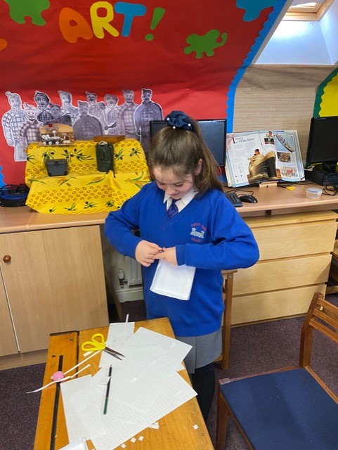 CastleHouseSch's tweet photo. All week long in Maths, the Year 6 children have been looking at using and applying their mathematical knowledge to solve problems. Today they explored how they could construct different size boxes from a 20 x 20cm piece of paper.

#Year6 #Maths #Academic #Learning #Telfordwrekin https://t.co/m8xhBSu2Dy
