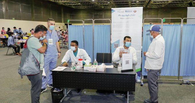 FRexpats_Q's tweet photo. Le nombre de vaccinations contre le #COVID19 par semaine devrait atteindre 180 000 à 200 000 doses, selon un haut responsable de la santé. #Qatar https://t.co/rX8jxns8MX