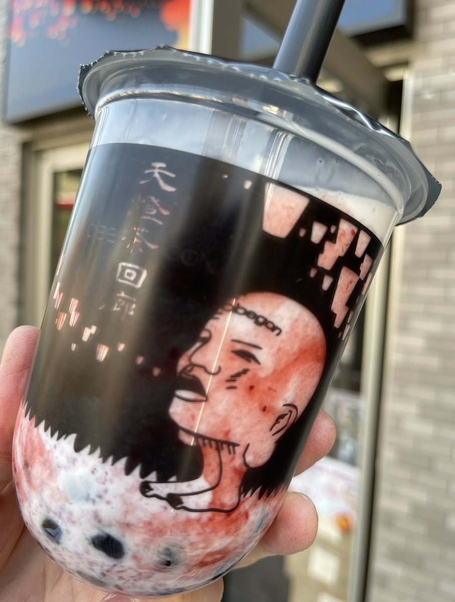 oo79864432's tweet photo. 天燈茶回廊 OBEGON 🧑🏻‍🦲 伊勢原  😄

駅近。お店のちょっとブキミな？キャラに惹かれて行った→店員さん笑ってた(^^)
期間限定 苺ミルク🍓🥛＋タピオカ 600円。タピ中粒もっちり良質、ドリンク美味。メニューもユニークで、白茶＝ミルク
#タピ活 #タピオカ #天燈茶回廊 #obegon #伊勢原 #伊勢原タピオカ https://t.co/62LFo28nEi