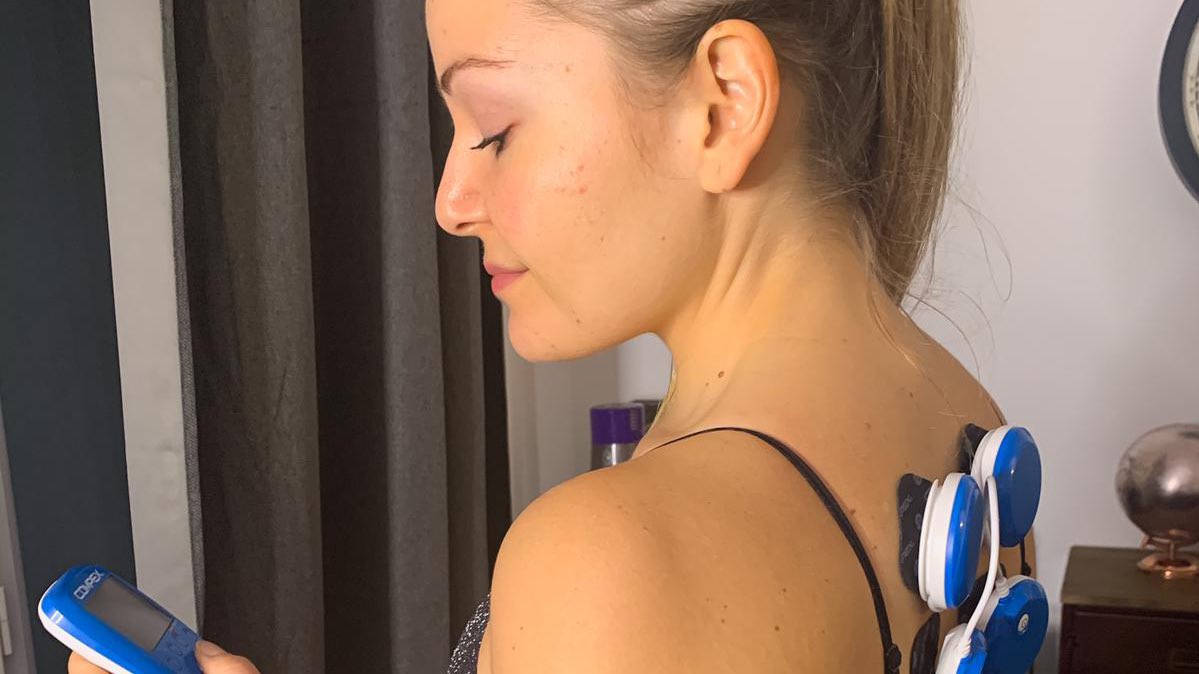 CompexWellness's tweet photo. #FridayRepost 💙 Petit moment de récupération pour Leyla 😉 #compexwellness #repost #feelnextlevel #recoverypartner #trainhardrecoverharder #musclestim https://t.co/TzzV2pW344