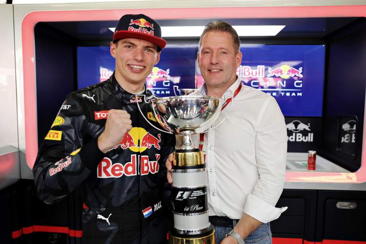 dburgersdijk's tweet photo. I wish our @Max33Verstappen @VerstappenCOM @MaVic009 @sophiekumpen12 @VJVerstappen @carnextcom @JumboSupermarkt @redbullracing @HondaRacingF1 @EngineMode11 a great @F1 season go take that πππ #ProudMaxFan #RBwall #RedbullFamily #PoweredByHonda #unleashthelionπ¦π¦π¦ https://t.co/iemChdFlMU