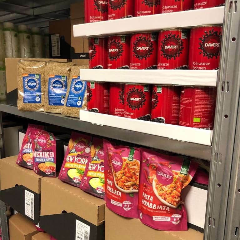 Deutschland8er's tweet photo. Eine neue Ladung 🚛 von @davertorganic hat uns erreicht! Davert ist unser Hauptlieferant für Bio-Lebensmittel. Dazu gehören Rote Linsen, Bohnen, Polenta, Quinoa, Reis und vieles mehr. 😋🍜 
#deutschlandachter #d8 #rudern #werbung #SuperGoodFood #davert #gesundkochen https://t.co/vHlZe42Nuf