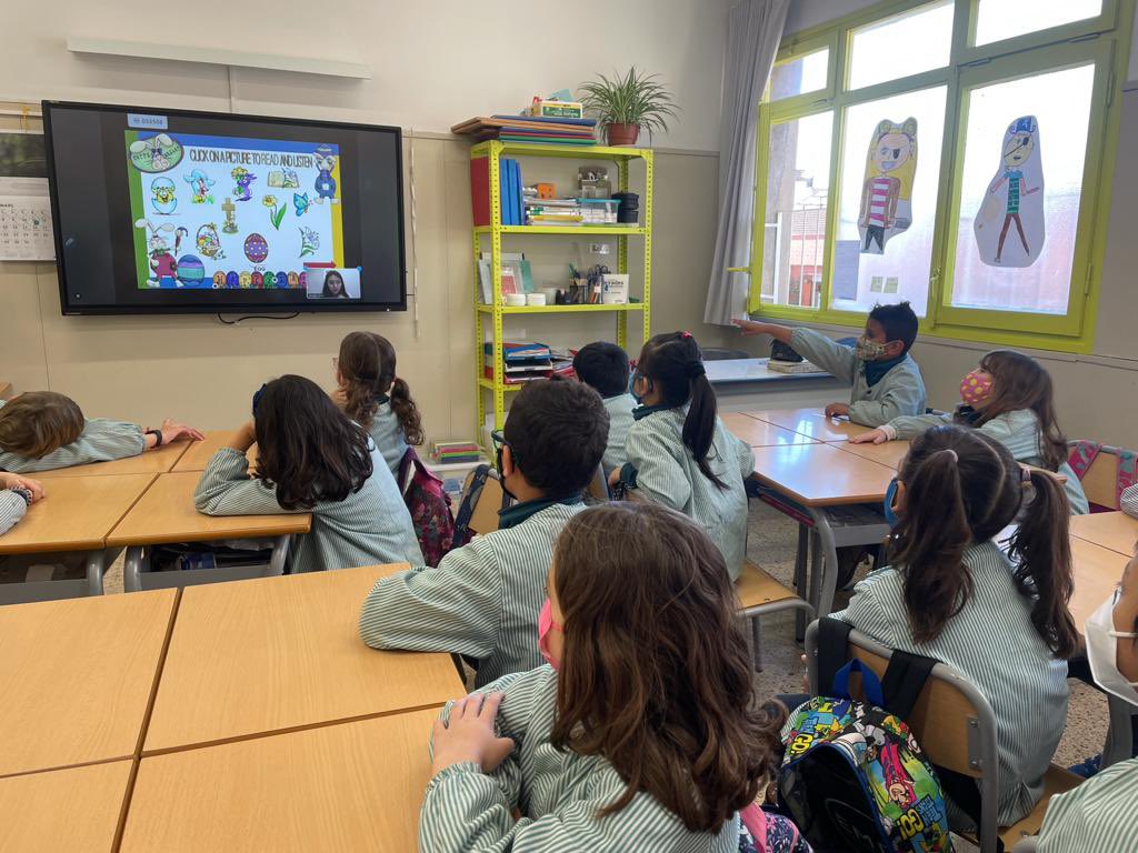 Escola_EMDN's tweet photo. Els nens i nenes de #2nprimaria #3rprimaria #4tprimaria han après vocabulari d’EASTER amb l’speaking assistant. També han 
aprofitat per acomiadar-se d’ella i donar-li les gràcies per tot aquest temps que ha estat amb nosaltres. https://t.co/LXRNXugOg6