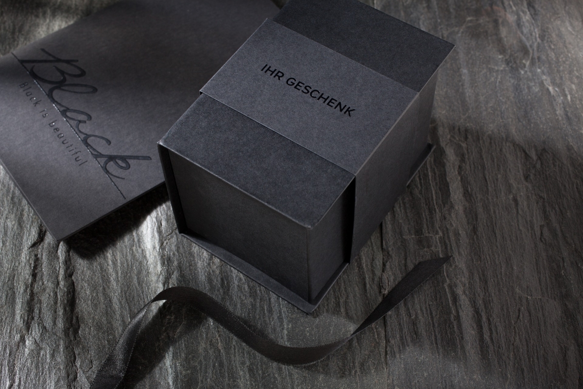 ImprimLuxe's tweet photo. Félicitations à @inapa_ipg , partenaire d'@ImprimLuxe  pour sa capacité d'innovation, avec le lancement de #KoehlerEcoBlack, un papier de création noir 100%, fabriqué à partir de fibres secondaires. Un produit haut de gamme innovant et écologique #madeinFrance #innovation #papier https://t.co/U1TOAlQKb1