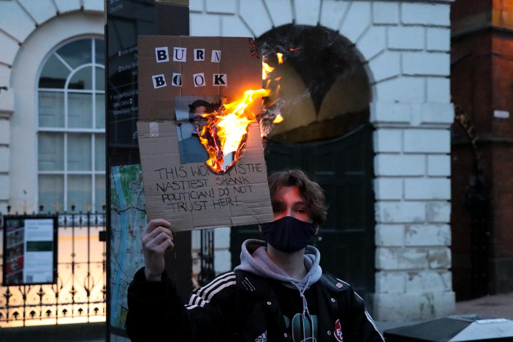 YorkshireV's tweet photo. In today's 1pm show, we cover last night's #KillTheBill protest in York. Tune in to see our live show on our Yorkshire Voice Facebook and YouTube.

📸Photos provided by @iwanrstone https://t.co/KVvnflmcHC