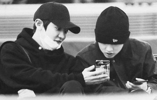  Telephone - EXO-SCChanyeol always has something to show to Kyungsoo. Chanyeol finds something funny and his first thought really is "Kyungsoo would love this" I am EMO, don't touch me. I bet it memes, I also bet PCY sent him memes while Soo served. Its your turn bby Soo.