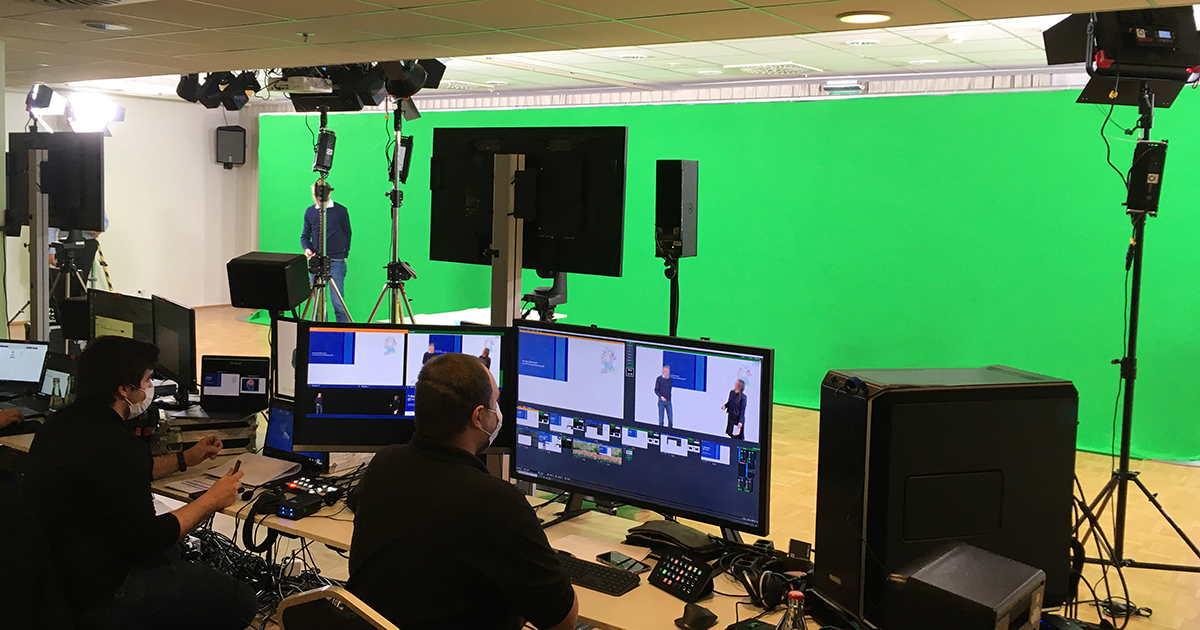 Virtuelles Studio mit #GreenBox &amp; #Livestreaming 👩‍💼🟩 Brähler Convention errichtete für eine dreitägige virtuelle Konferenz eines Düsseldorfer Kunden ein temporäres Studio. Zur vollständigen #NEWS: bit.ly/greenbox-live-…