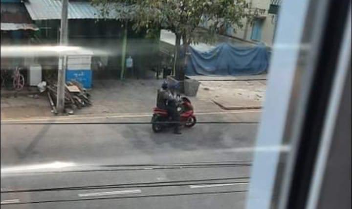 Terrorists using rescue vehicles and motorcycles and recklessly opening fire around #Myeik. Complete thugs. #WhatsHappeningInMyanmar #Mar25Coup