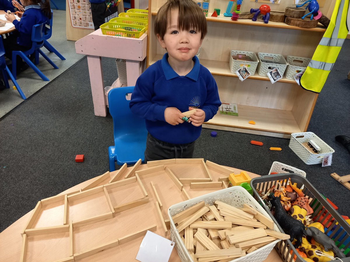 SparrowClass's tweet photo. Lots of wonderful constructing taking place today in #supersparrowclass
Fields on a farm, Elsa's ice Castle, a train track and shops have been made here!
#usingmaterials #bethebestyoucanbe #learningthroughplay https://t.co/VrVeShcOvh