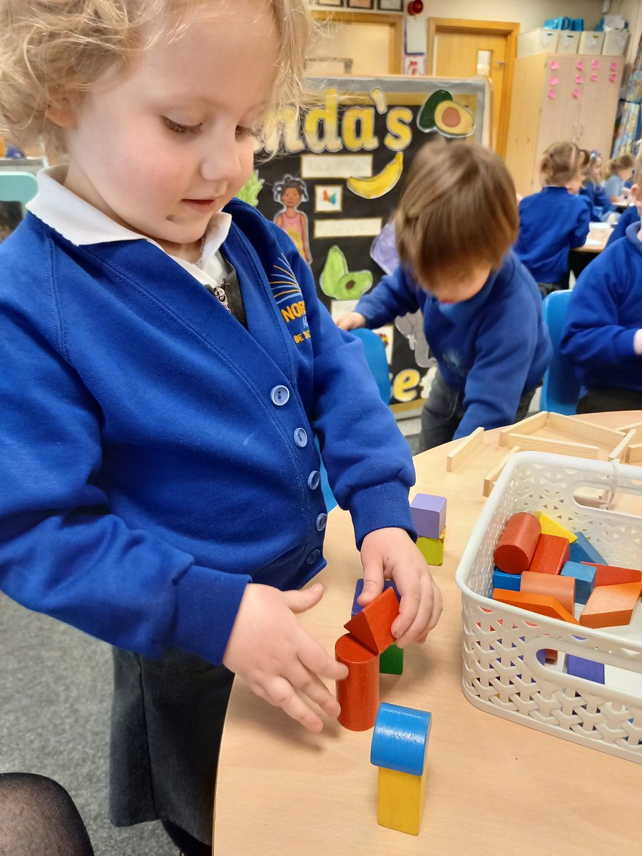 SparrowClass's tweet photo. Lots of wonderful constructing taking place today in #supersparrowclass
Fields on a farm, Elsa's ice Castle, a train track and shops have been made here!
#usingmaterials #bethebestyoucanbe #learningthroughplay https://t.co/VrVeShcOvh