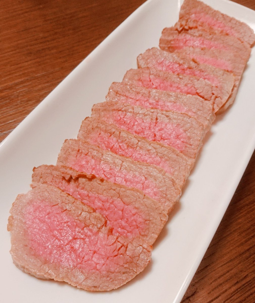 KnjSmz's tweet photo. 今日はローストビーフを作ってみました。表面を焼き過ぎちゃいました。もちろん赤ワインで。
#手作り料理
#うちごはん
#うちのみ
#ローストビーフ
#牛肉
#天然塩 https://t.co/U1d0ZhXan9