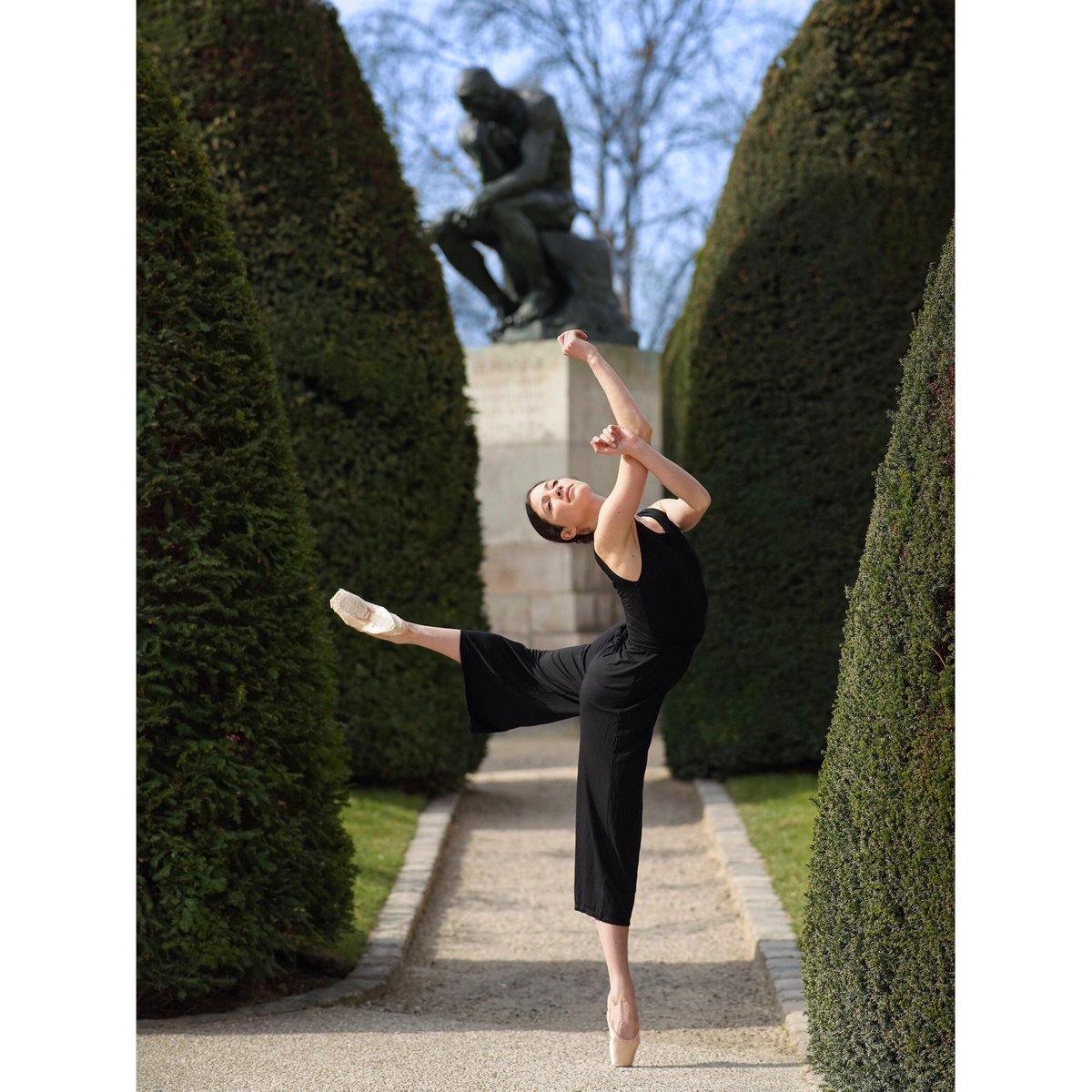 #RodinetlaDanseuse 💃 Alors que le musée #Rodin est fermé, nous vous proposons une série de photos dans le jardin de sculptures du musée Rodin à Paris. 
Air et légèreté. 
Nous commençons avec l'incontournable #Penseur. 
Crédit Pose Libre