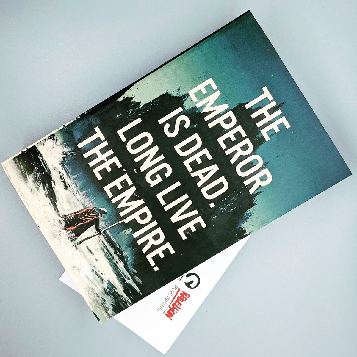 biblio_fi's tweet photo. 📚📫BOOK MAIL📫📚
Seven Deaths of an Empire looks epic! Rebellion, assassin's, devious political machinations and apprentice magicians, Yes Please. Huge thanks to @G_R_Matthews and @RebellionPub for my #gifted copy.
#sevendeaths 
More on my Instagram ... https://t.co/rLPnEPWnUu https://t.co/rjcTxoyKvK