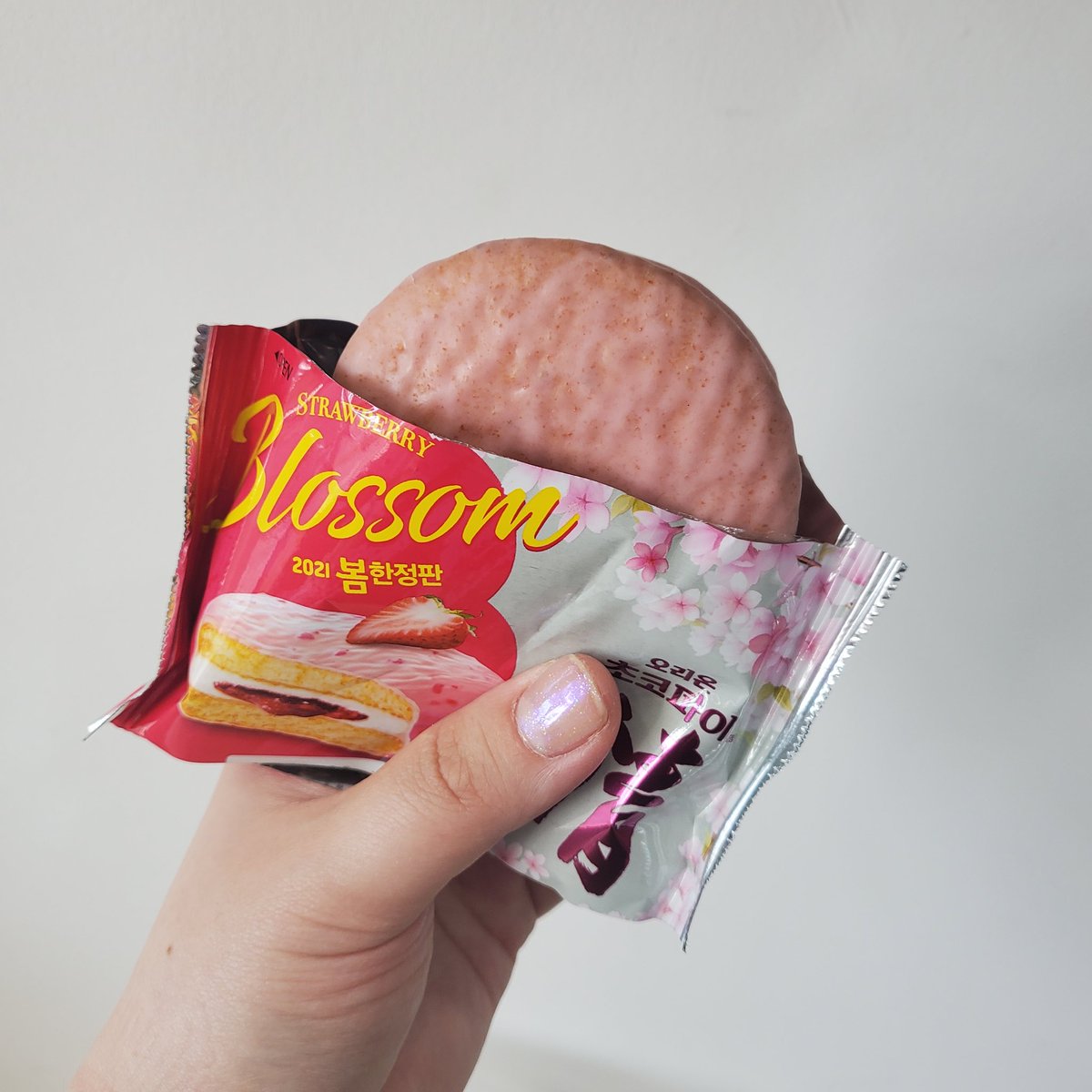 날은 좋은데 일은 너무 많던 오늘..😌
버가 사장님 나눔으로 봄 초코파이먹으며 티타임을 가져봤습니다. 저는 극호였네요👍👍

건너 블럭에 꽃이 핀걸보니 봄이 오긴 왔나봐요🤣🌸🌸 조만간 봄 이벤트 함 진행해보겠습니다😘