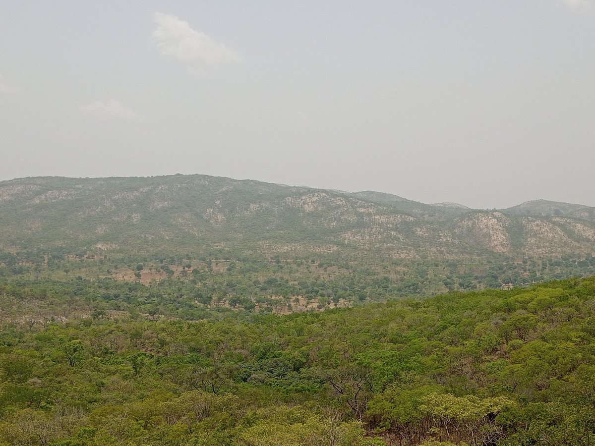EmmanuelGanse's tweet photo. #Boukombe
C'est mon cour de cœur 😍. Le trajet était des plus aisés à faire,la route magnifique, les falaises s'étendaient à perte de vue, la montagne subtilement taillée pour rendre la traversée plus intéressante 😍. Le Bénin est beau. https://t.co/vI0Exk3fGf