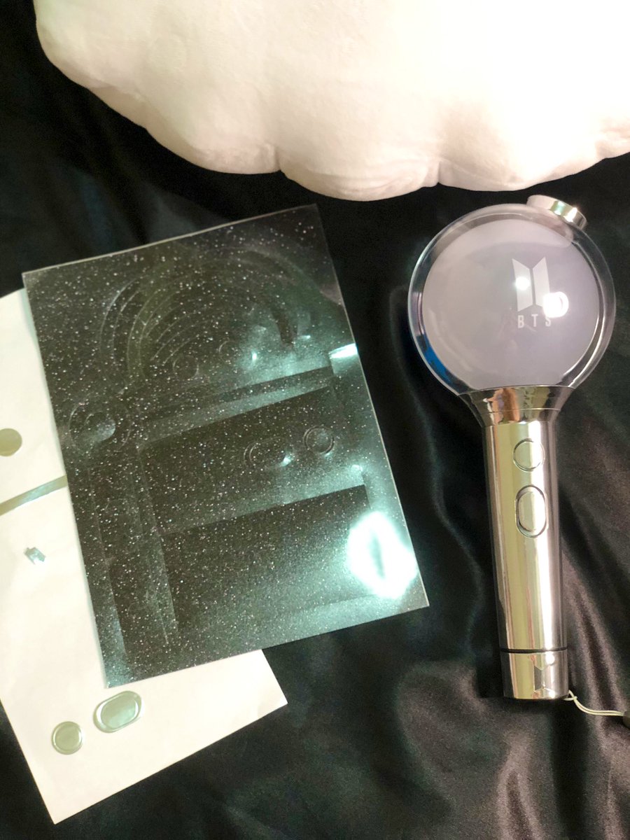 donisparkles's tweet photo. I had to use the silver one first. The black glitter can wait. Thank you! Lovely lovely lovely @yooncustom @myenjin ๐ #MOTSlightstick https://t.co/pZ60PRDtck
