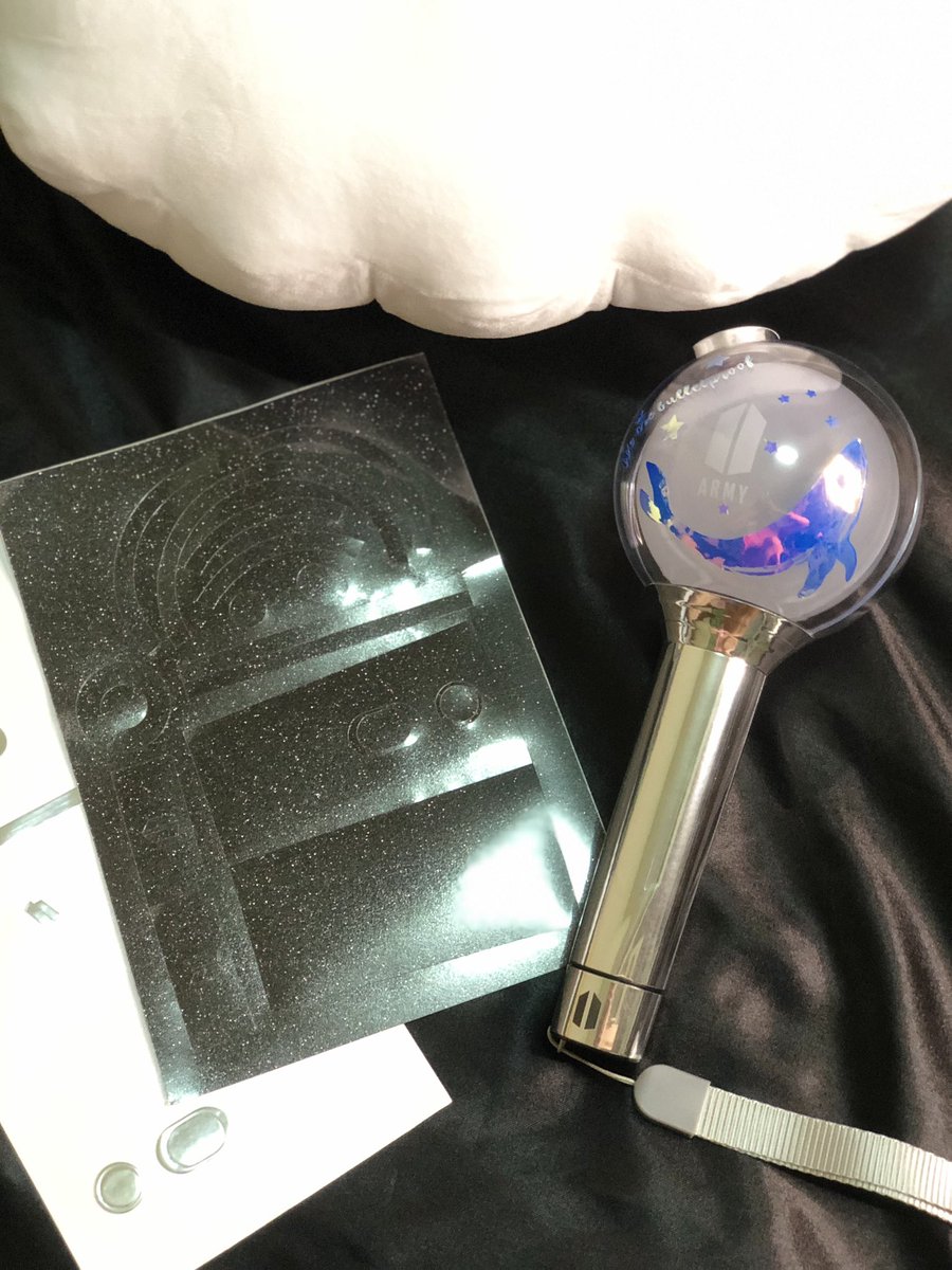 donisparkles's tweet photo. I had to use the silver one first. The black glitter can wait. Thank you! Lovely lovely lovely @yooncustom @myenjin ๐ #MOTSlightstick https://t.co/pZ60PRDtck