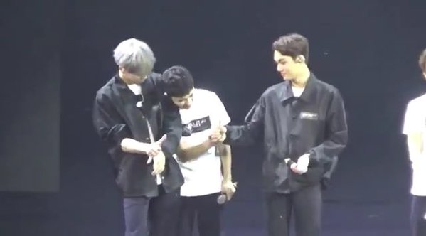  Crazy in Love - Beyonce Chanyeol initiates skin contact most often, so it hits different on Kyungsoo does. Thats his comfort shoulder y'all, let the man have it. He served and came back just to lean on it again.