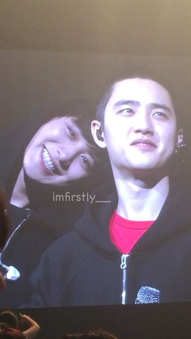  Little Things - 1DChanyeol is a giant, so to have him lean on tiny Kyungsoo is as funny as it is sweet. Kyungsoo puts up a fight initially but gives in coz he knows he ain't winning this one.