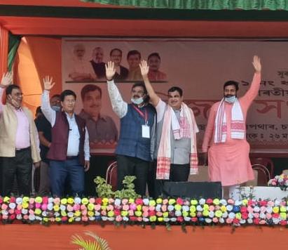 NayabSainiBJP's tweet photo. @BJP4Assam के #Mission100plus हेतु माननीय केंद्रीय मंत्री श्री @nitin_gadkari जी ने #धर्मपुर विधानसभा असम में विशाल रैली को संबोधित किया, जिसमें मुझे भी शामिल होने का सुअवसर प्राप्त हुआ।
#असम इलेक्शन 2021 के लिए भाजपा के उम्मीदवार श्री @cmpatowary जी के लिए प्रचार किया गया। https://t.co/YTm9QgKW0v