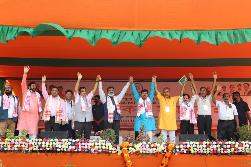 NayabSainiBJP's tweet photo. @BJP4Assam के #Mission100plus हेतु माननीय केंद्रीय मंत्री श्री @nitin_gadkari जी ने #धर्मपुर विधानसभा असम में विशाल रैली को संबोधित किया, जिसमें मुझे भी शामिल होने का सुअवसर प्राप्त हुआ।
#असम इलेक्शन 2021 के लिए भाजपा के उम्मीदवार श्री @cmpatowary जी के लिए प्रचार किया गया। https://t.co/YTm9QgKW0v