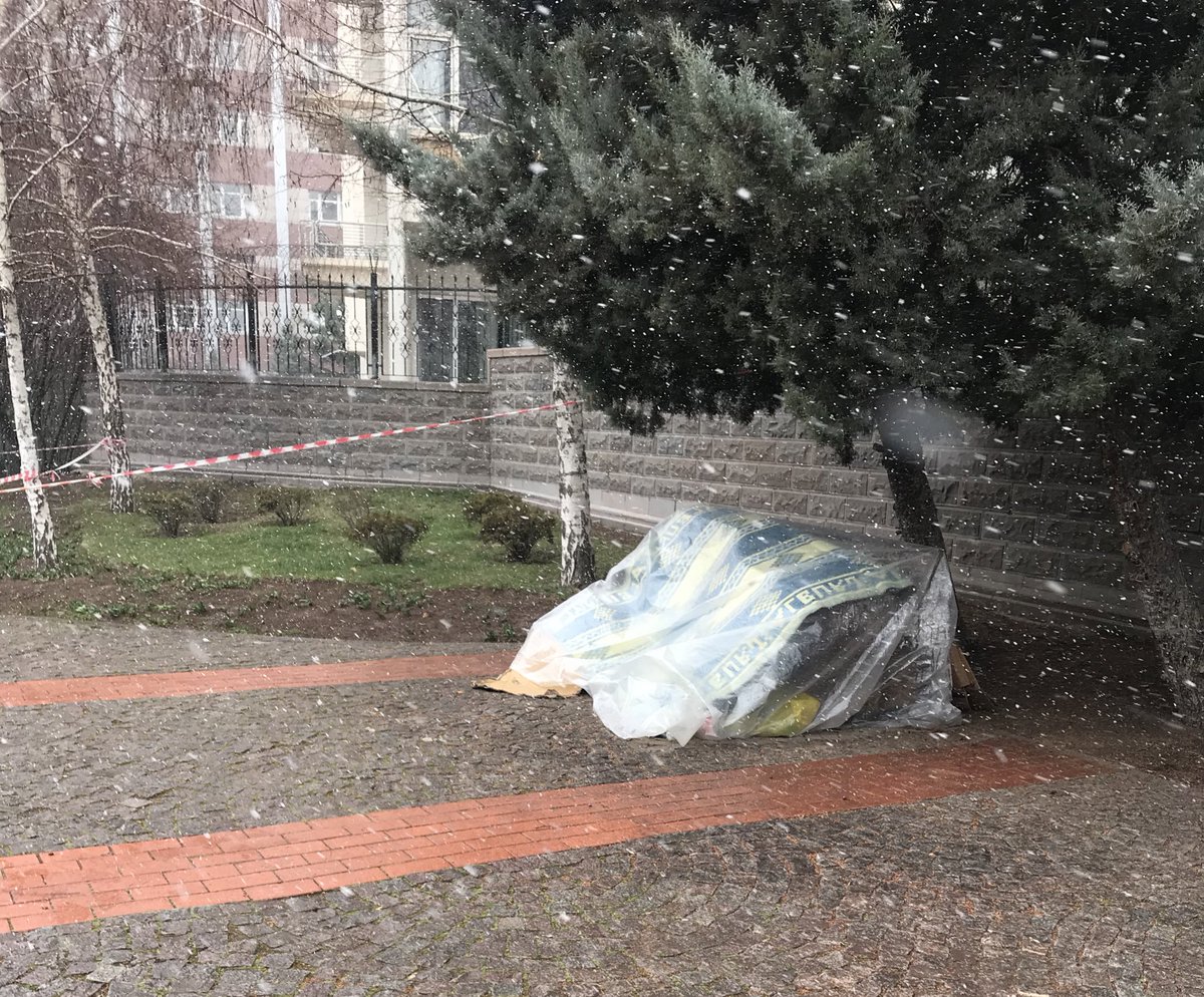 drmahmudoff's tweet photo. Elden ele ulaştıralım lütfen...
@mansuryavas06  başkan haberiniz olsa kesin el atarsınız diye düşündüğümüz bir durum..
Hamamönü Mehmet Çelebi Cami”nin önünde uzun suredir  “naylon ev”de yaşyn bu vatandaşa bu soğuk havaları atlatacak bir geçici yer olsa ne güzel olurdu...
#ankara https://t.co/UxDvbIRxZK