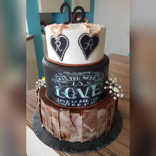 All you need is Love and a little bit of Cake. 🍰🧡 Neben allen Emotionen und Gefühlen am Hochzeitstag sorgt auch die Hochzeitstorte für e... 
pati-versand.de/hochzeit/