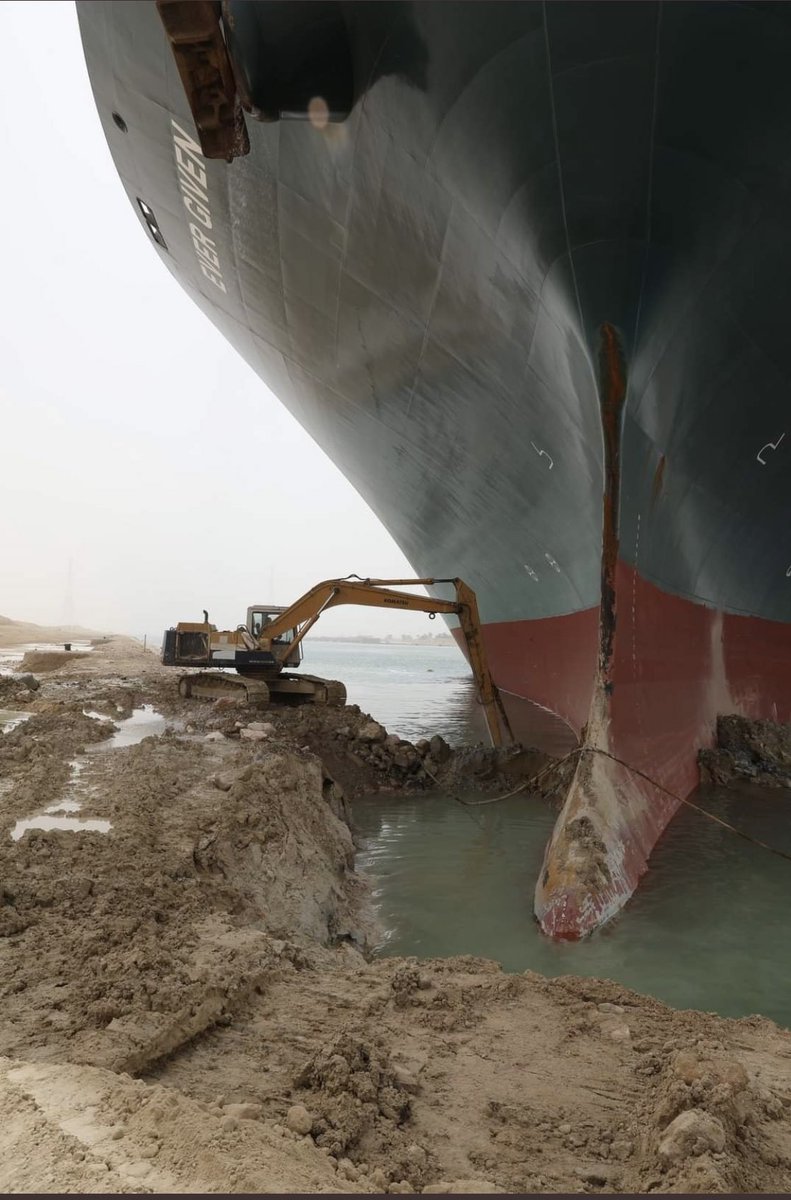 oj_vice's tweet photo. Bernhard Meier aus Hückeswagen wettet, dass er ein Containerschiff nur mit Hilfe eines Baggers aus dem Sueskanal befreien kann. 

Top, die Wette gilt! https://t.co/S65rRPPwXa