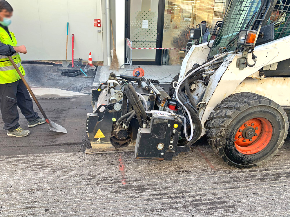 Simexsrl's tweet photo. Road maintenance with Simex asphalt planers.

PL 1000
Working depth: 40 mm
Cutting speed: 100-120 m/h

Discover all the models here: https://t.co/HxGX47VRIg

#HeavyMadeEasy #coldplaner #roadworks https://t.co/lcY12pF1ZL