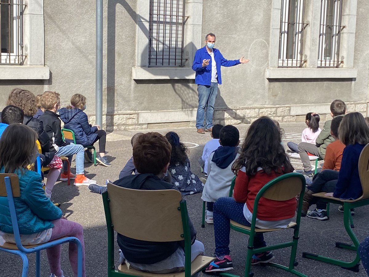 LucieLamay's tweet photo. Quand Justin, de la Maraude, propose son conte chanté aux classes, à l’école, au soleil, ça fait du bien ! Les élèves qui ont travaillé avec Véronique de l’école de musique de @vesoul_and_co depuis octobre ont pu aussi chanter avec lui au cours du conte. 🎶👏 @DSDEN70 @JMF_France https://t.co/mLKR0b9ZMM