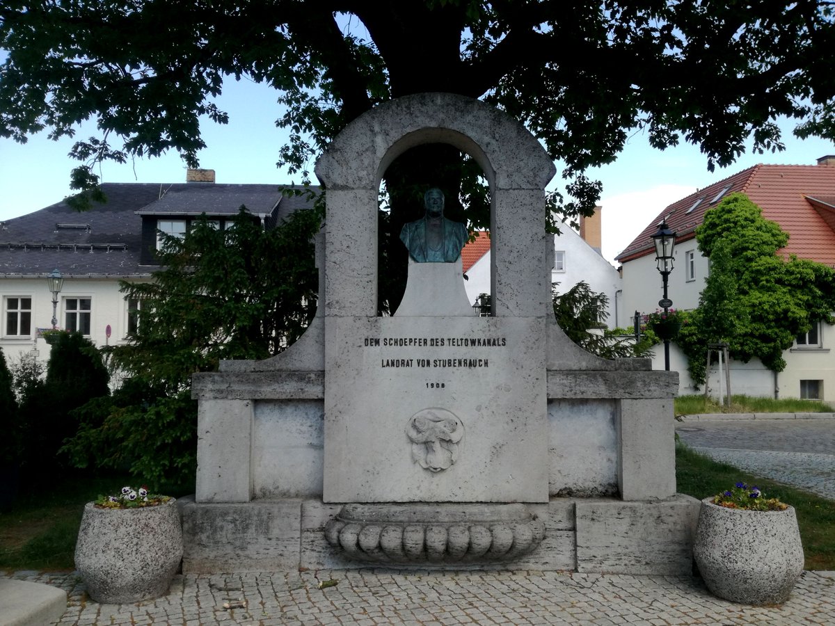 FortsetzungB's tweet photo. Teil IV der Teltowkanal Wanderung ist online. Es geht vom Machnower See über #Teltow nach #Steglitz,   vorbei an einem verschwundenen See und Resten der Mauer bis zum Denkmal für einen Pionier des Fliegens. 

#Berlin #BerlinEntdecken #SoSchoenIstBerlin

https://t.co/SPblBNDa4c https://t.co/Zt99efS5JR