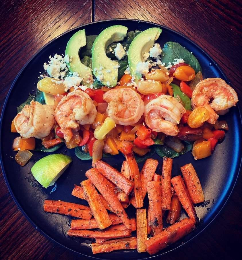 Lee_Cheeks's tweet photo. Caribbean Salad w/ Fresh Ginger, Curried Carrots.
(Salad - baby spinach, avocado, sautéed bell peppers, onions, tomatoes & shrimp w/ fresh lime) #fresh #shrimp #salad #foodie #lees421 https://t.co/YnZGzUKdap