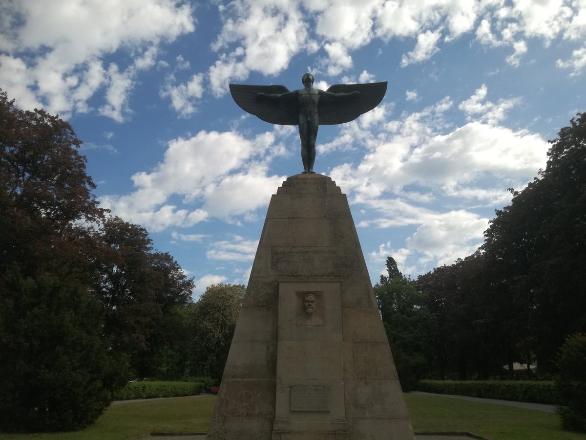 FortsetzungB's tweet photo. Teil IV der Teltowkanal Wanderung ist online. Es geht vom Machnower See über #Teltow nach #Steglitz,   vorbei an einem verschwundenen See und Resten der Mauer bis zum Denkmal für einen Pionier des Fliegens. 

#Berlin #BerlinEntdecken #SoSchoenIstBerlin

https://t.co/SPblBNDa4c https://t.co/Zt99efS5JR