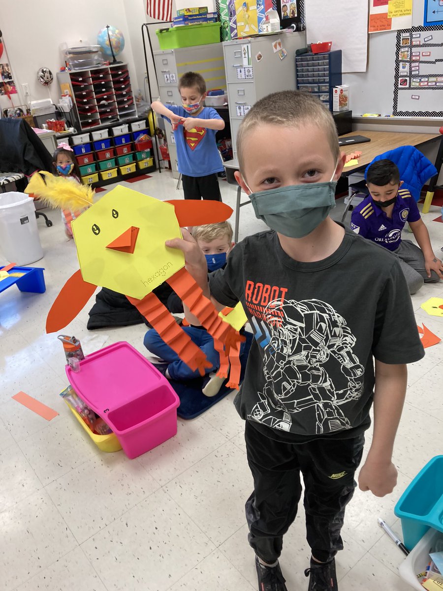 Storytellers153's tweet photo. This week in kindergarten we are learning about 2D shapes so we made hexagon chicks. @GuffeyElem https://t.co/8pzJSigeVo
