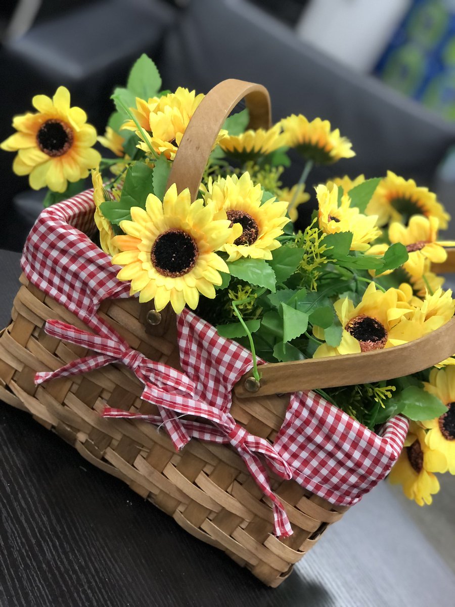 There's no better way to start Spring and celebrate 🎉 than with a Picnic! Thank you Glastonbury💕 <a href="/HD6220/">Home Depot #6220</a> @JaredPare1 <a href="/DianeRaymond26/">Diane Raymond</a> <a href="/maryanne_stl/">Maryanne St. Laurent</a>