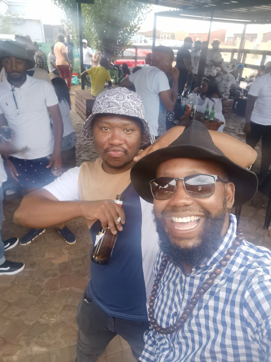 Ultim8Hero_01's tweet photo. Also, Flash back friday with a tweep... @MokeleNeo needs to grow a beard ๐ง๐พ o senya dinepe tsaka ๐#Let_Love_Trend โค๏ธ https://t.co/WPEXcaqTta