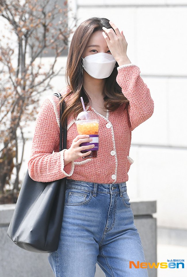 leedabinkr's tweet photo. [PHOTO] 210326

Yeonwoo attends first script reading for upcoming drama "Dali and Gamjatang"

@mld_official_  
#YEONWOO #연우 #달리와감자탕 https://t.co/dJWyRvYaG3