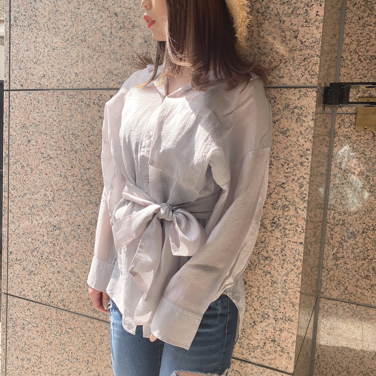 One Way New Arrival リボン付きシアーシャツ 2 990 Tax Wht Blk Yel Gry 羽織でも前閉じでも着ていただける シアーシャツは今季も欠かせないアイテム 太めのリボンがセットになっているので ウエストに巻いて着ていただくと また違った印象でキレイ